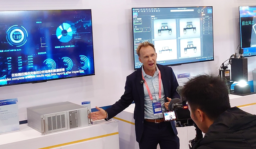 A rep showcases the IPC-615H5-Q670